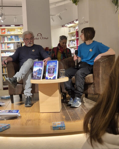 Presentation of the books of ‘JJ y ELE’ in the bookshop ‘Santos Ochoa’.